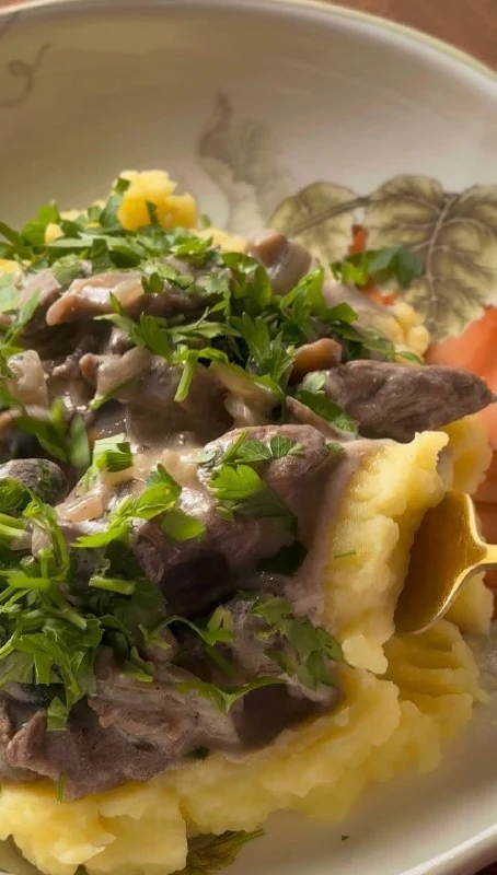 Бефстроганов с шампиньонами и картофельным пюре