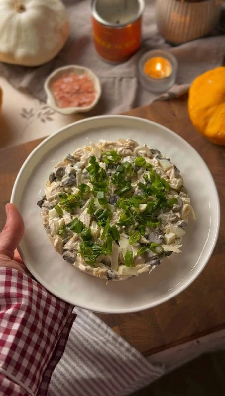 Готовый салат Оли с курицей, огурцами и грибами